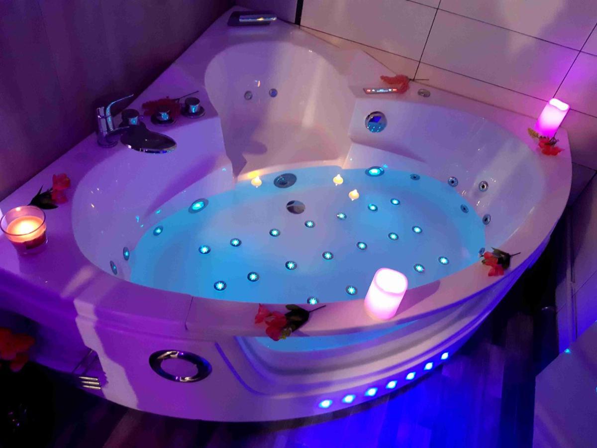 Luxe Sauna Privatif Et Grand Bain Jacuzzi A Deux A Biscarosse Plage Pour Nuit Romantique Avec Decoration Led Et Bougies 比斯卡罗斯 外观 照片